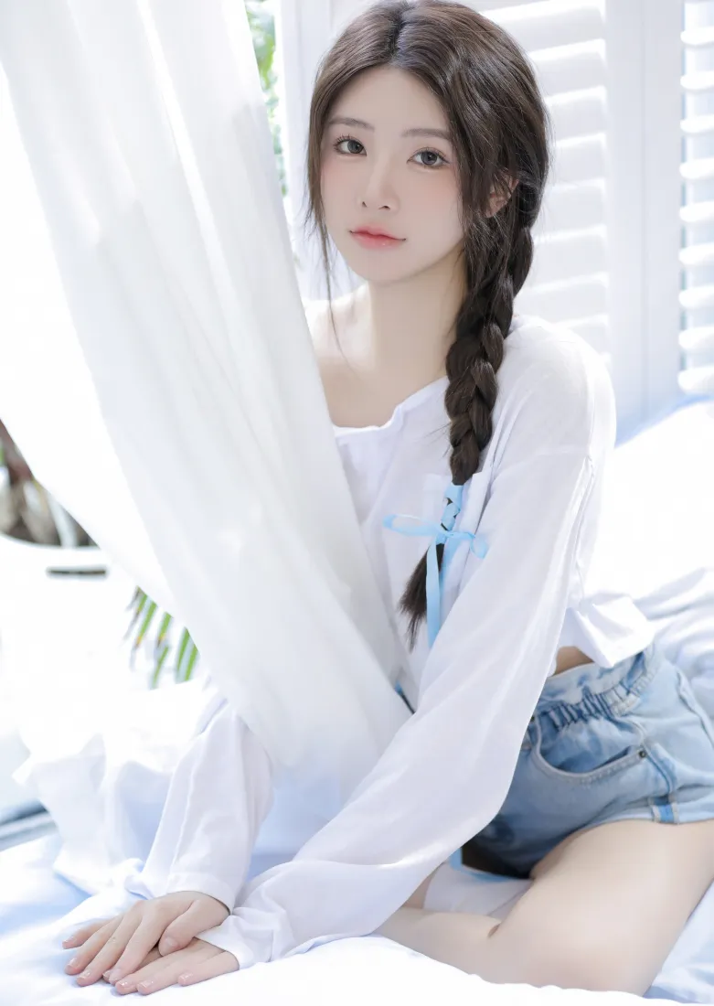 麻花辫美女手机壁纸｜白色窗帘居家背景图片 - 清纯少女写真「哲风壁纸」