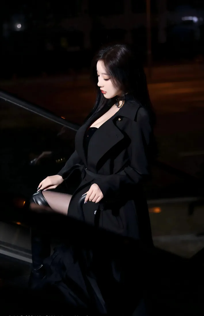 性感美女手机壁纸｜黑色大衣背景图片 - 御姐风人像「哲风壁纸」