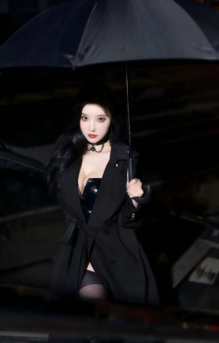 性感美女手机壁纸｜雨夜打伞氛围感背景图片 - 黑风衣时尚穿搭「哲风壁纸」