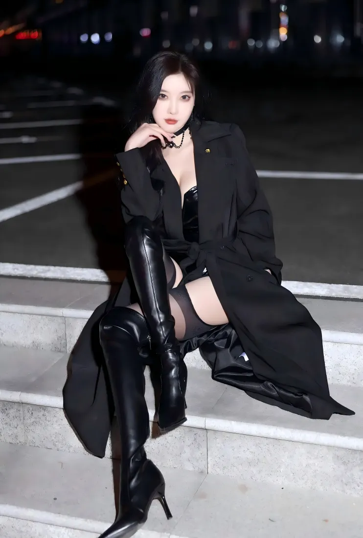 性感美女手机壁纸｜夜晚街边背景图片 - 黑色风衣穿搭「哲风壁纸」