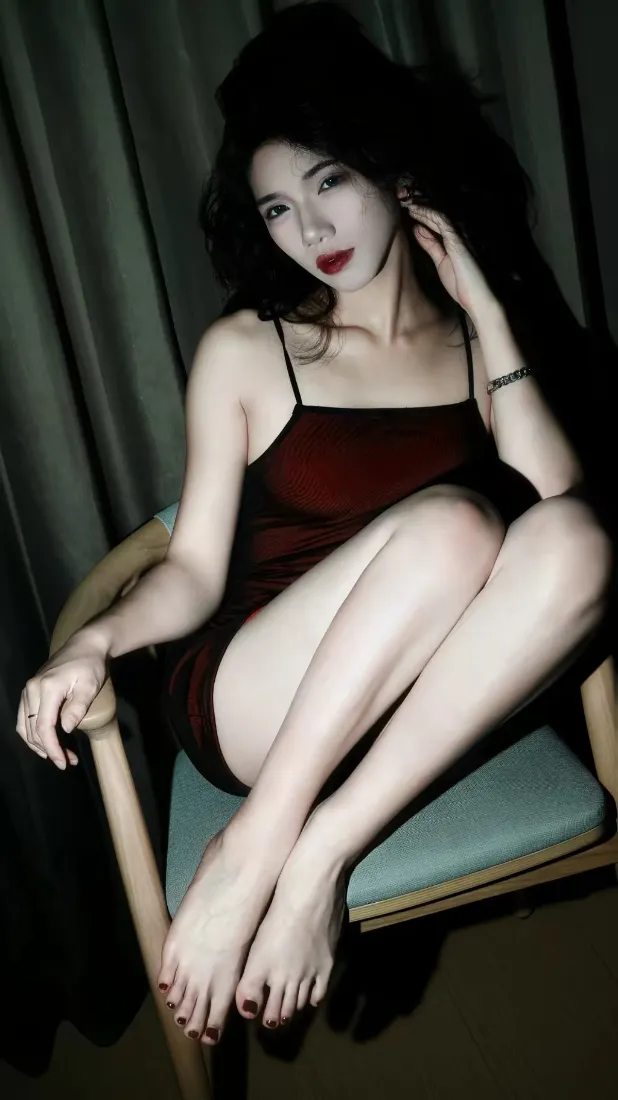 吊带美女手机壁纸｜室内家居背景图片 - 红唇美腿白皙玉足「哲风壁纸」
