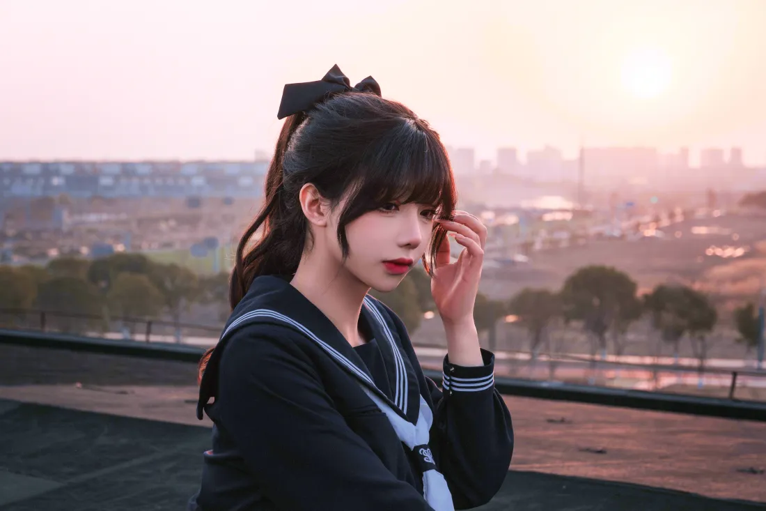 8kJK美女壁纸｜天台日落背景图片 - 制服少女氛围感写真「哲风壁纸」