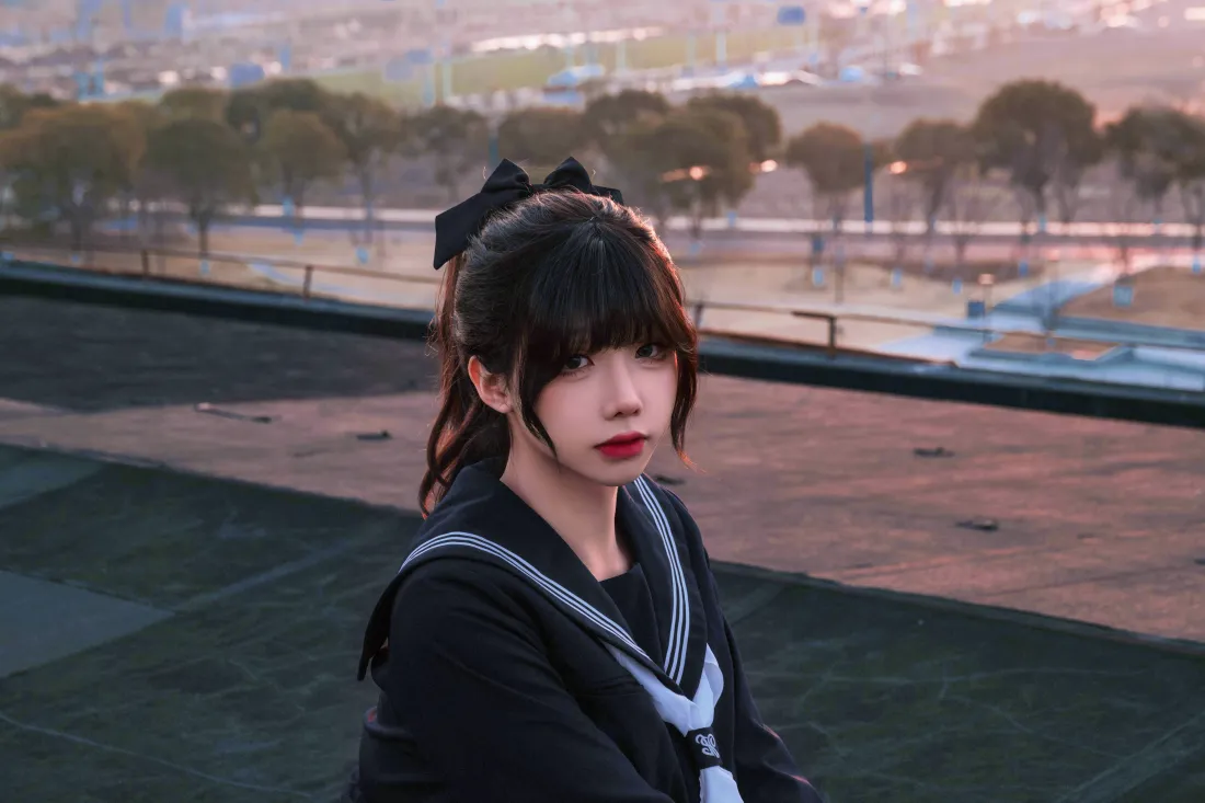 8kJK少女壁纸｜黄昏天台背景图片 - 水手服美女「哲风壁纸」