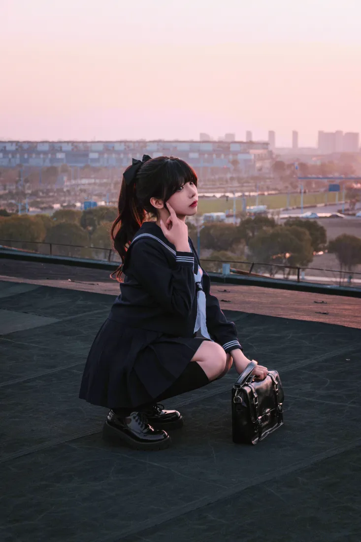 JK美女手机壁纸｜城市天台黄昏背景图片 - 氛围感人像「哲风壁纸」