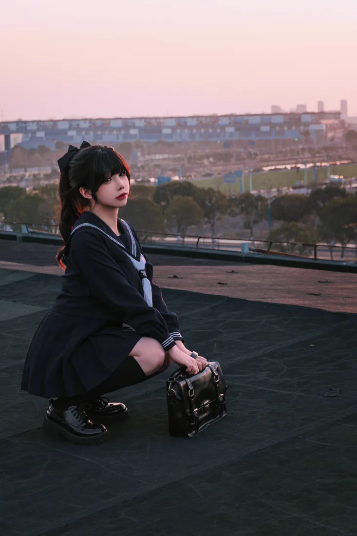 JK美女手机壁纸｜天台黄昏背景图片 - 氛围感写真「哲风壁纸」