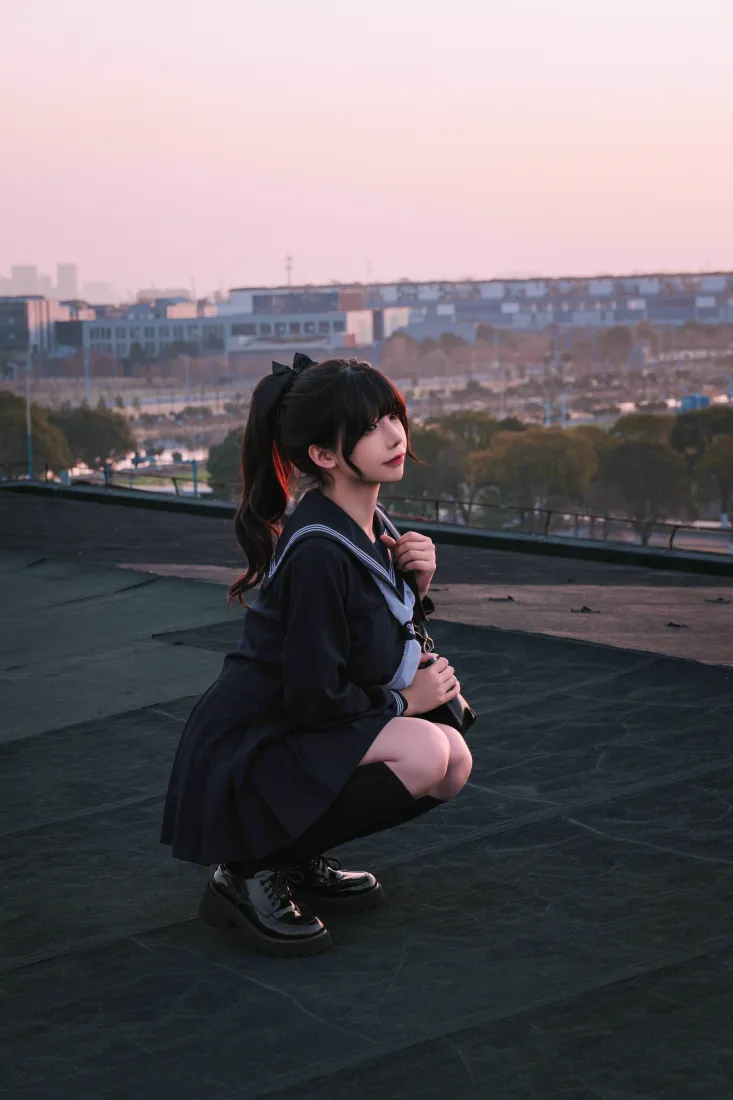 JK美女手机壁纸｜黄昏天台背景图片 - 水手服氛围感写真「哲风壁纸」
