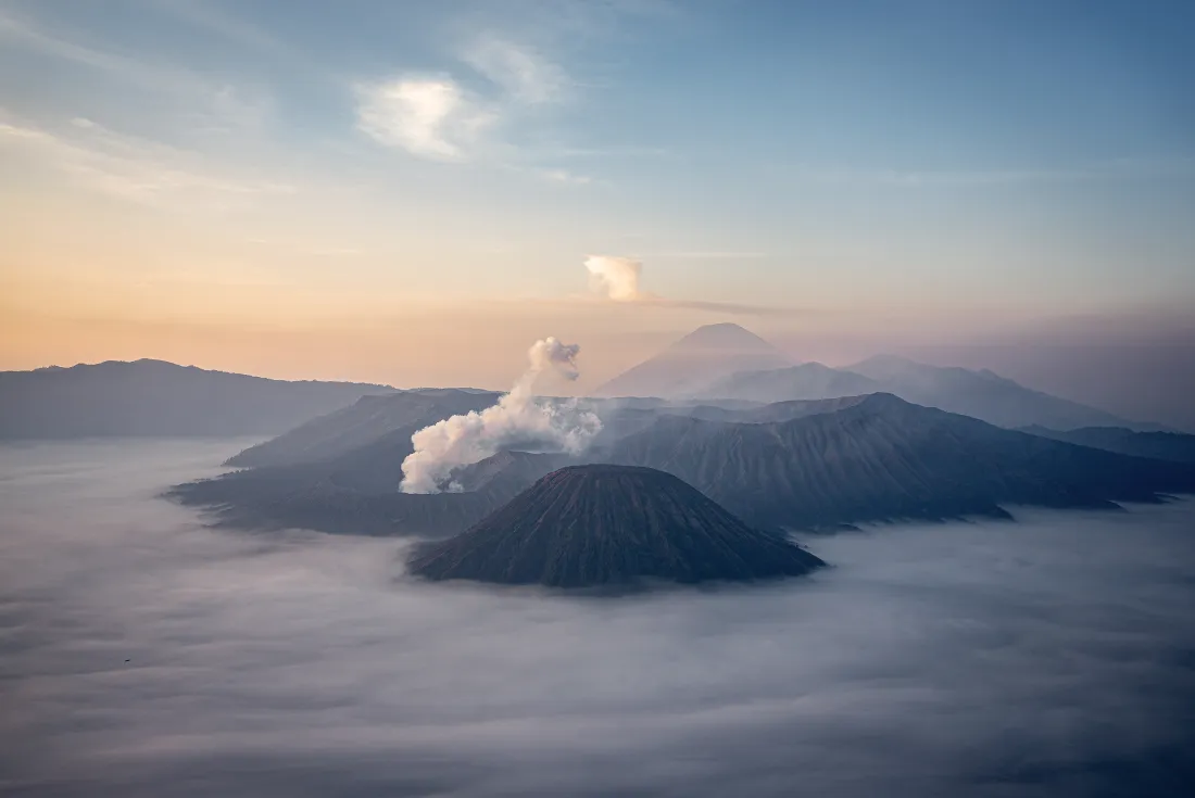 4k活火山壁纸｜湖泊日出山峦烟雾背景图片 - 自然风景「哲风壁纸」