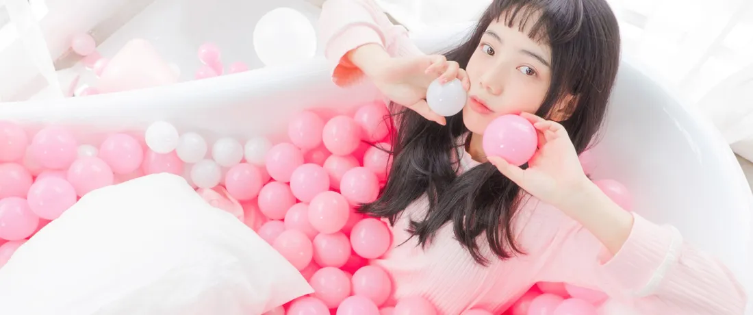 3k清新少女壁纸｜粉色海洋球背景图片 - 甜美可爱室内人像写真「哲风壁纸」