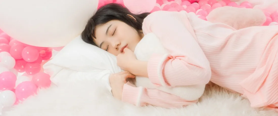 3k甜睡少女壁纸｜粉色气球背景图片 - 温馨治愈人像「哲风壁纸」