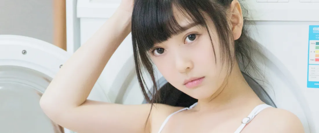 3k清纯少女壁纸｜居家吊带背景图片 - 清新治愈人像「哲风壁纸」