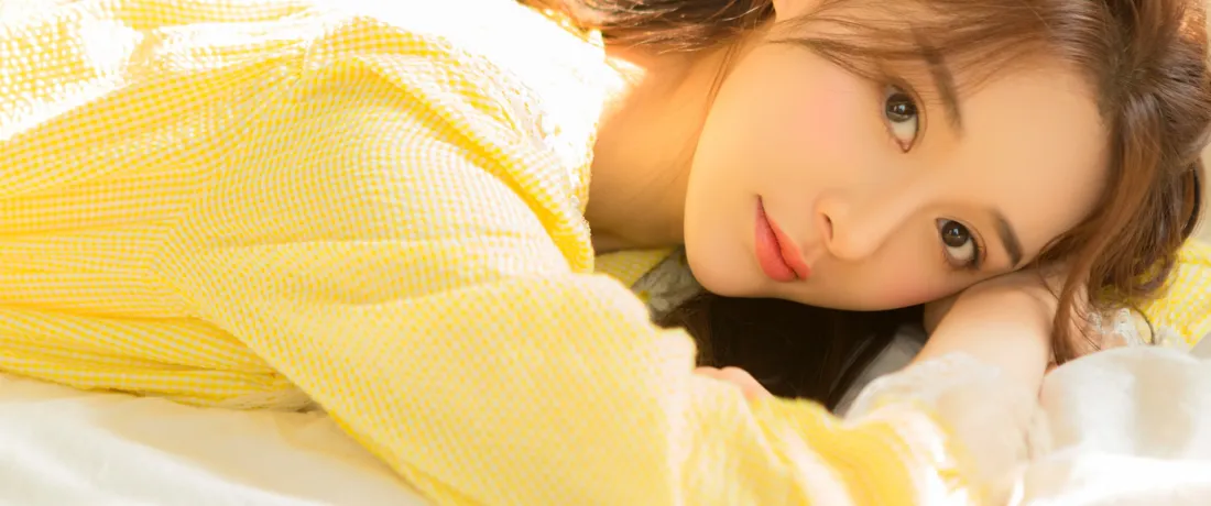 3k黄衣美女壁纸｜清新人像背景图片 - 甜美侧卧写真「哲风壁纸」