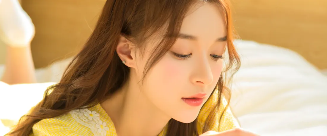 3k居家温柔美女壁纸｜暖调卧室背景图片 - 氛围感写真人像「哲风壁纸」