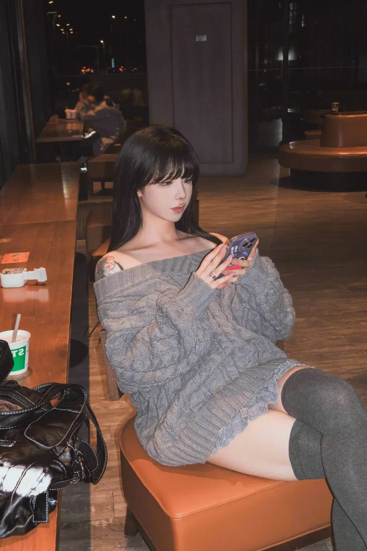 黑丝美女手机壁纸｜灰色毛衣背景图片 - 室内休闲穿搭「哲风壁纸」