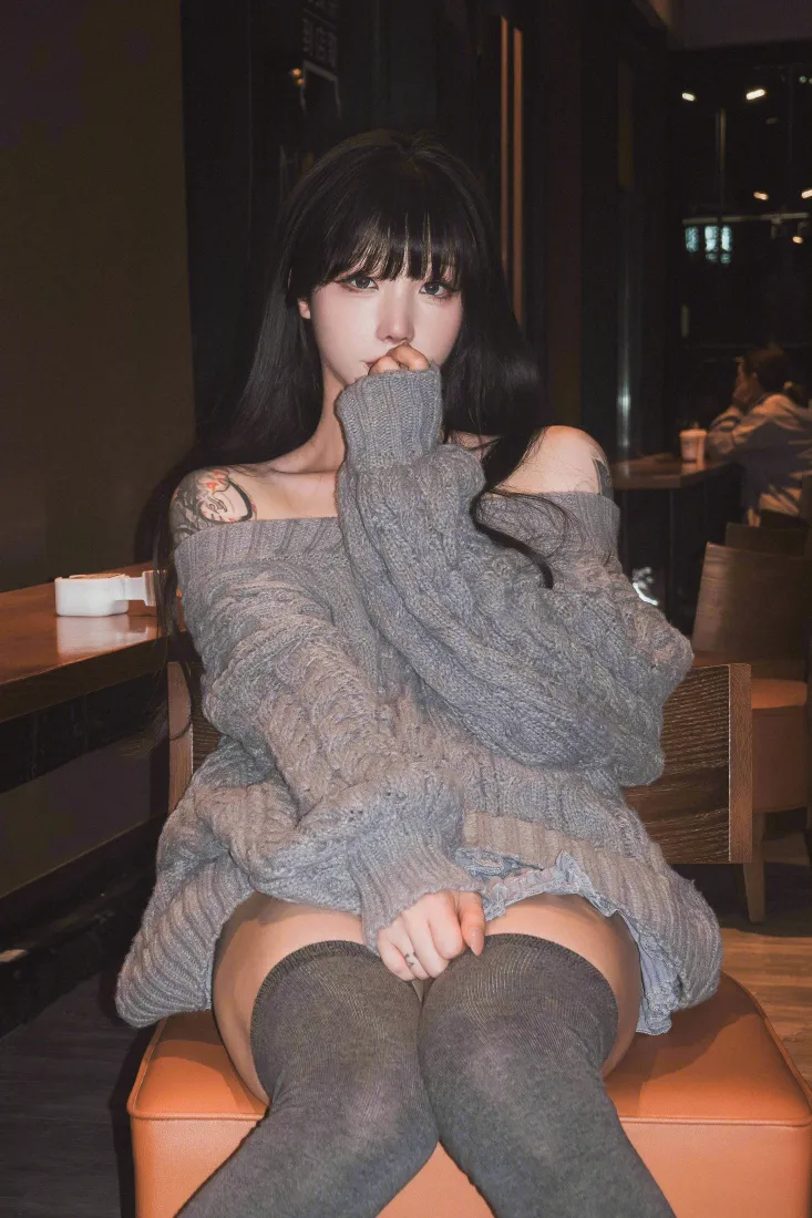黑长直美女手机壁纸｜灰色露肩毛衣背景图片 - 室内氛围感写真「哲风壁纸」