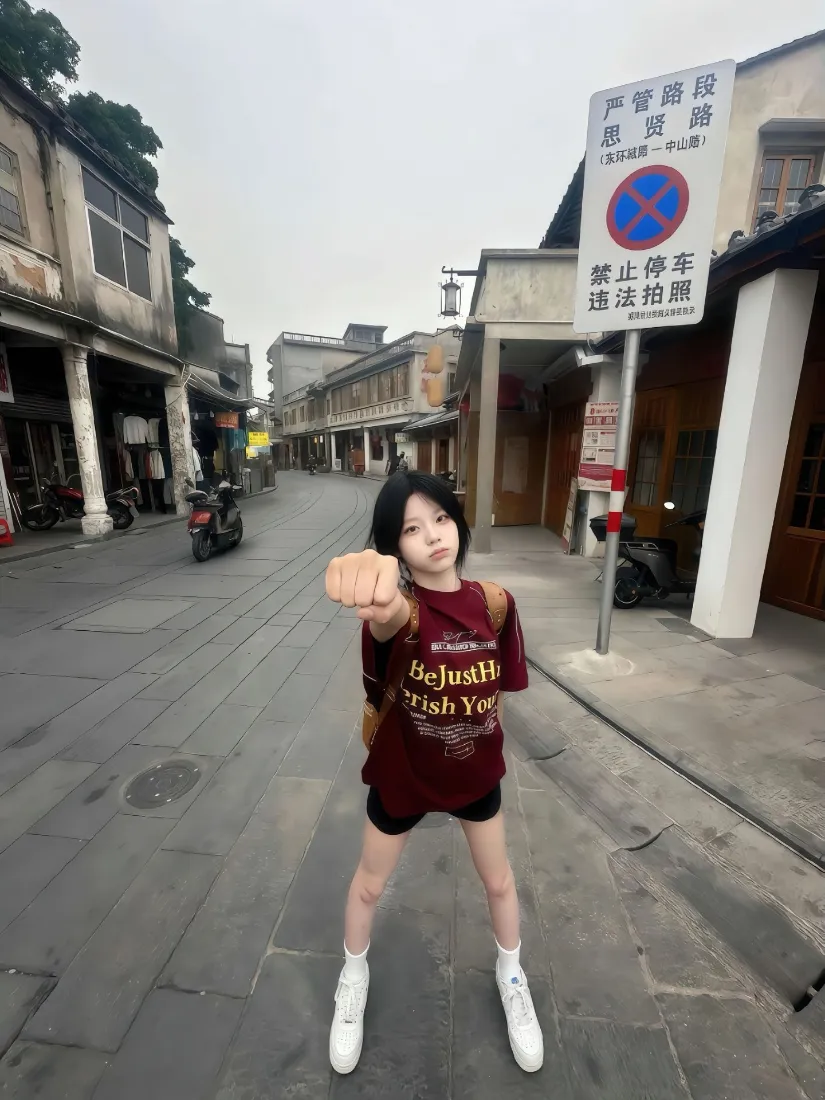 短发少女手机壁纸｜老城骑楼街道背景图片 - 休闲氛围感街拍「哲风壁纸」