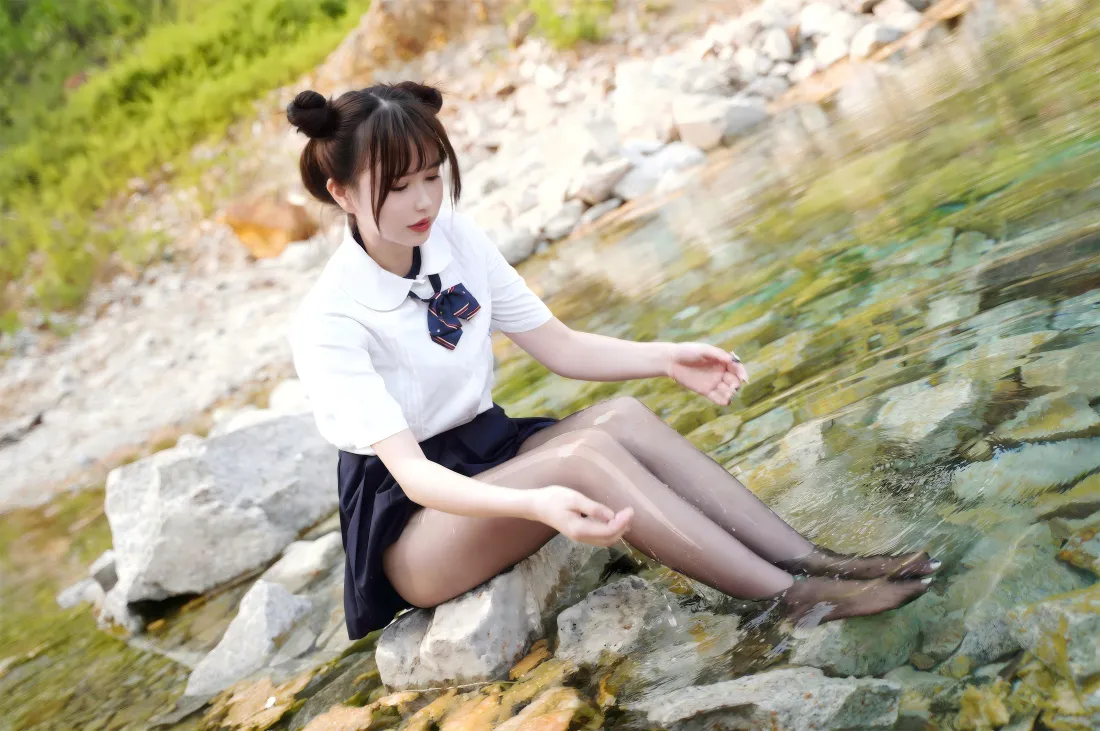 8k双丸子头JK少女壁纸｜小溪边背景图片 - 户外清纯写真「哲风壁纸」
