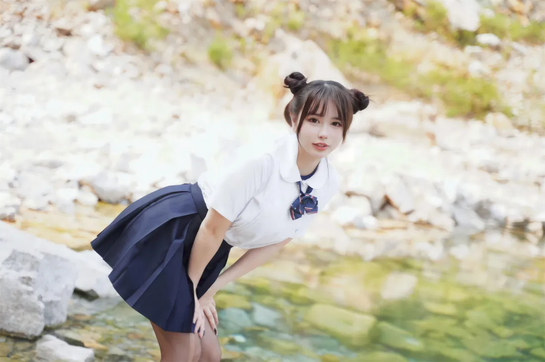 8k双丸子头JK少女壁纸｜小溪边背景图片 - 清纯户外写真「哲风壁纸」