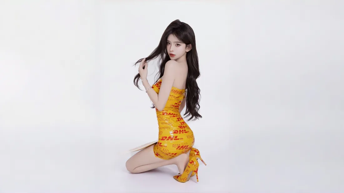 4k美女壁纸｜白色背景图片 - 黄色抹胸裙时尚写真「哲风壁纸」