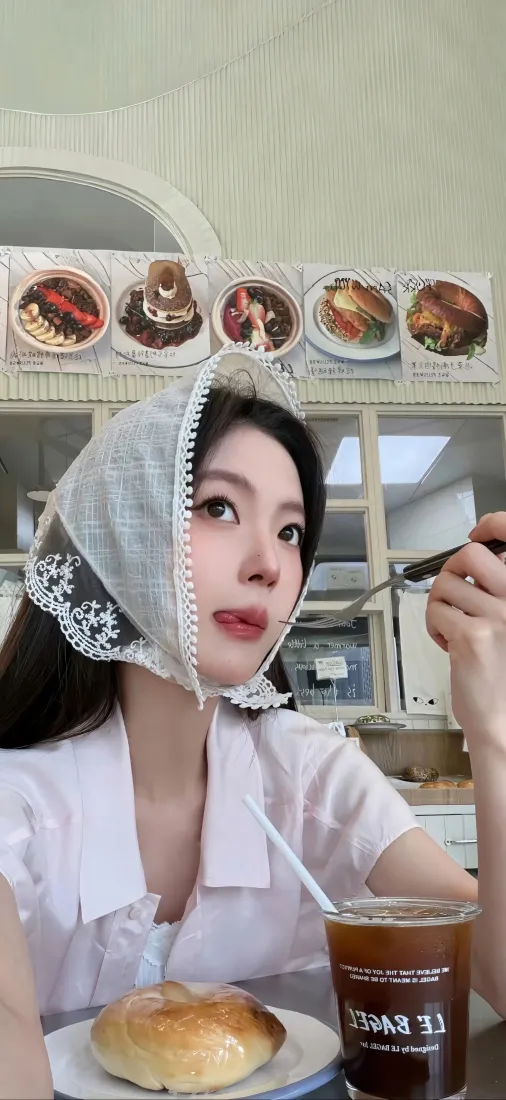 清新美女手机壁纸｜甜品店悠闲背景图片 - 面包冰饮下午茶时光「哲风壁纸」