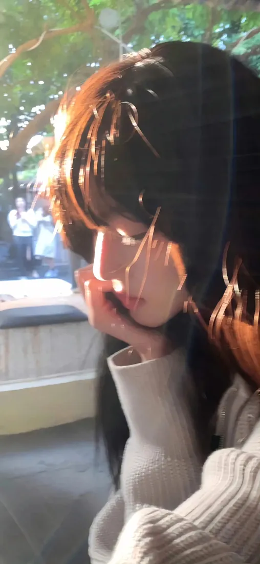 阳光美女手机壁纸｜户外绿植背景图片 - 温柔氛围感少女「哲风壁纸」