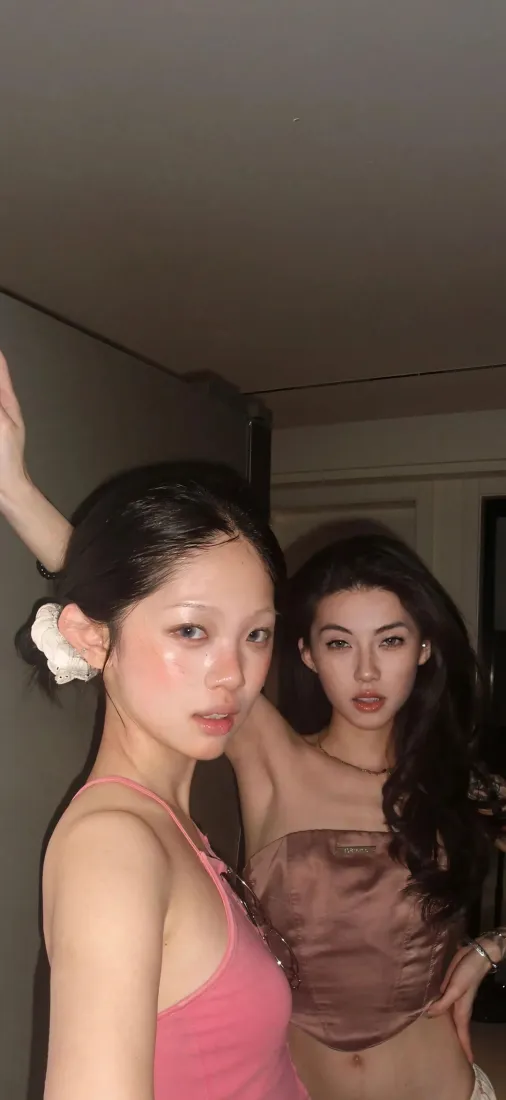 复古美女手机壁纸｜居家室内背景图片 - 氛围感姐妹写真「哲风壁纸」