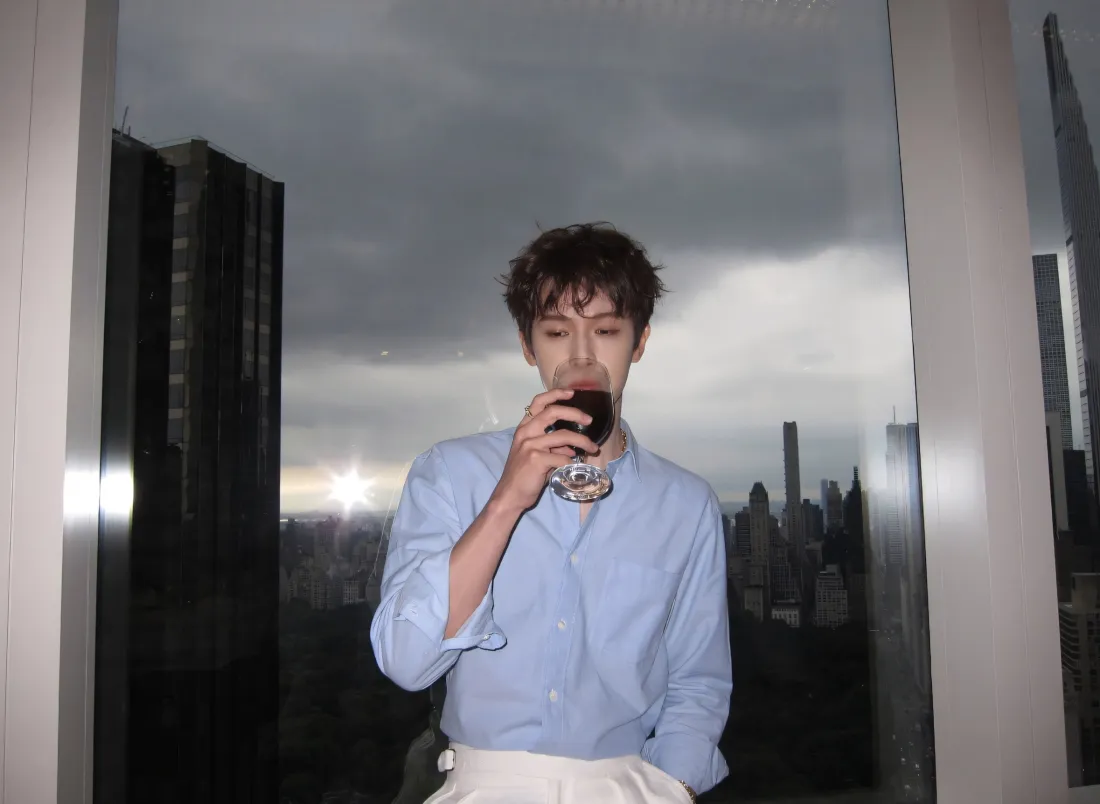 2k李昀锐壁纸｜都市窗边背景图片 - 温柔帅气氛围感写真「哲风壁纸」