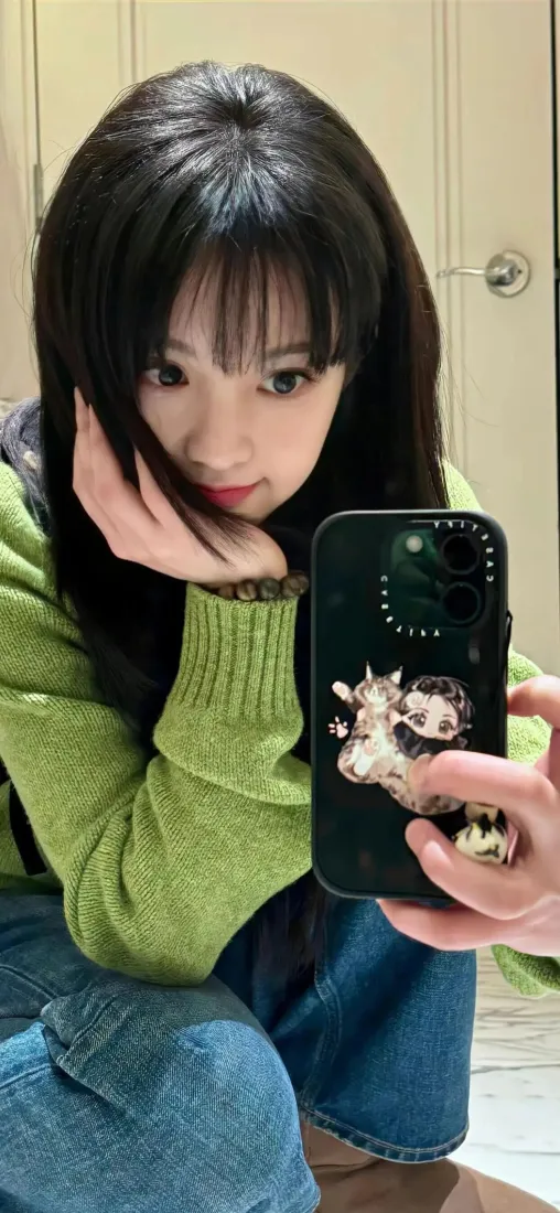 田曦薇手机壁纸｜居家对镜自拍背景图片 - 绿色毛衣甜妹造型「哲风壁纸」