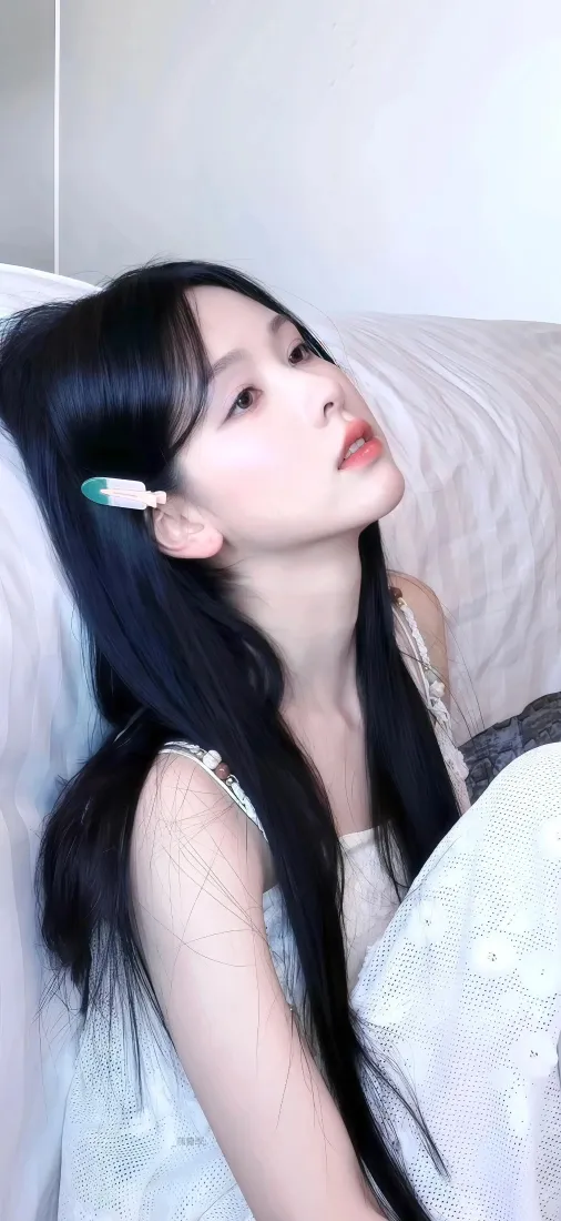 陈都灵手机壁纸｜居家沙发背景图片 - 清纯长发女明星「哲风壁纸」