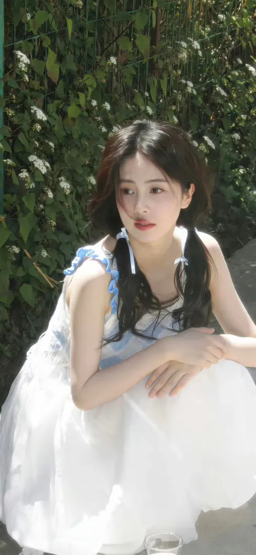 白鹿手机壁纸｜户外绿植背景图片 - 双马尾白裙少女「哲风壁纸」