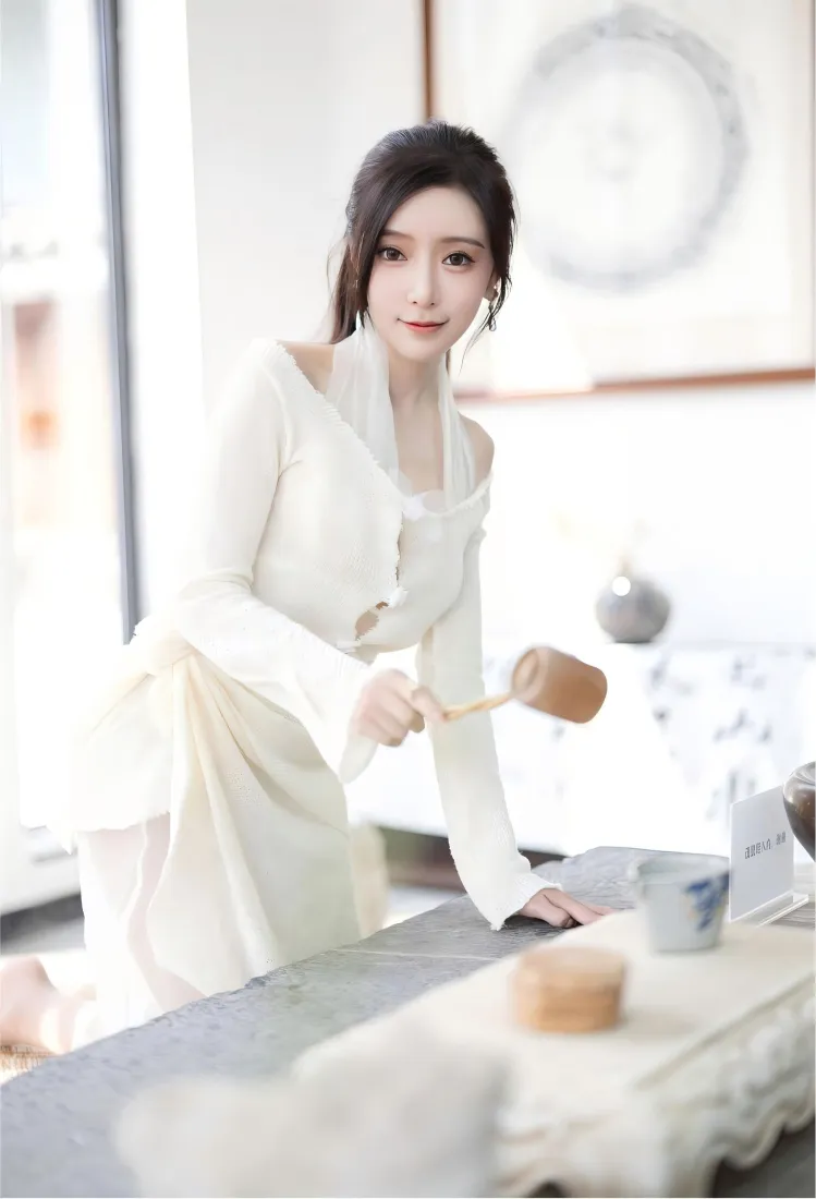 白衣美女手机壁纸｜茶室泡茶背景图片 - 优雅模特「哲风壁纸」