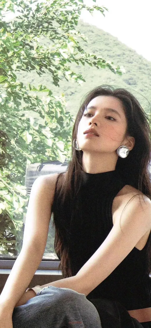 张婧仪手机壁纸｜窗边绿植背景图片 - 气质时尚穿搭写真「哲风壁纸」