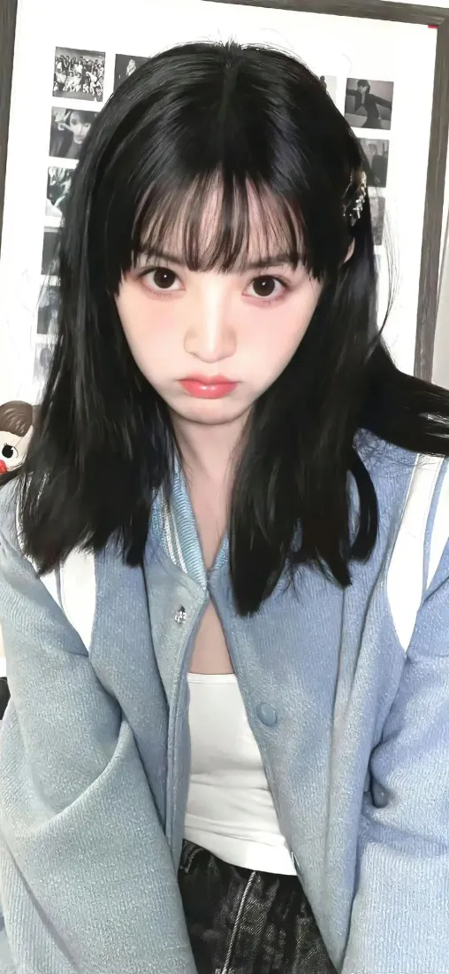 田曦薇手机壁纸｜居家背景图片 - 浅蓝外套甜妹自拍「哲风壁纸」