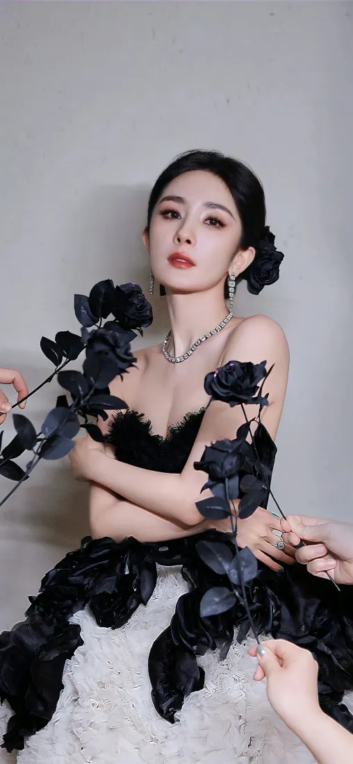 杨幂手机壁纸｜黑色玫瑰抹胸礼裙背景图片 - 时尚高级感写真「哲风壁纸」