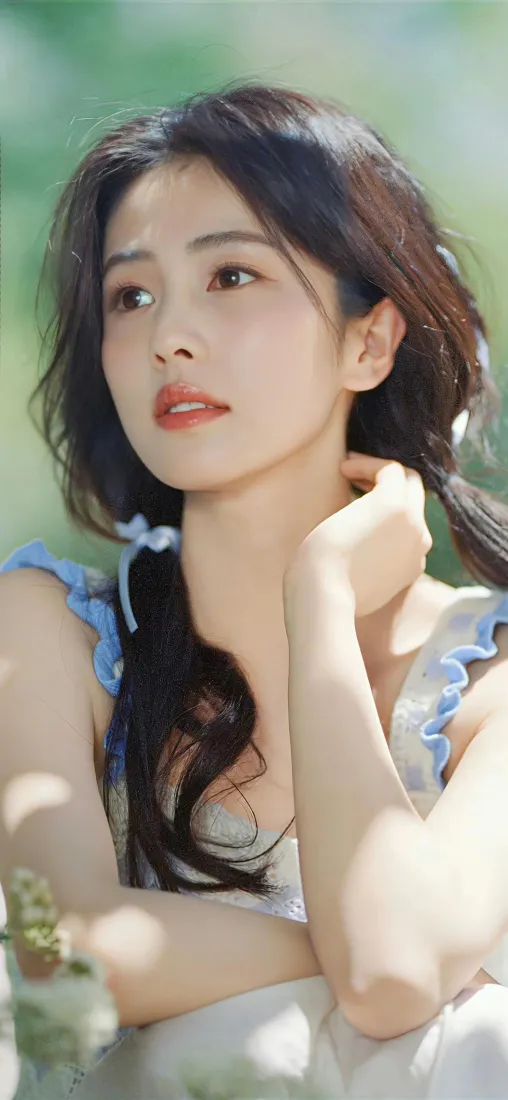白鹿手机壁纸｜绿色清新背景图片 - 甜美少女感户外写真「哲风壁纸」