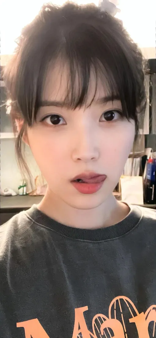 李知恩手机壁纸｜深灰卫衣怼脸自拍背景图片 - 元气居家少女「哲风壁纸」