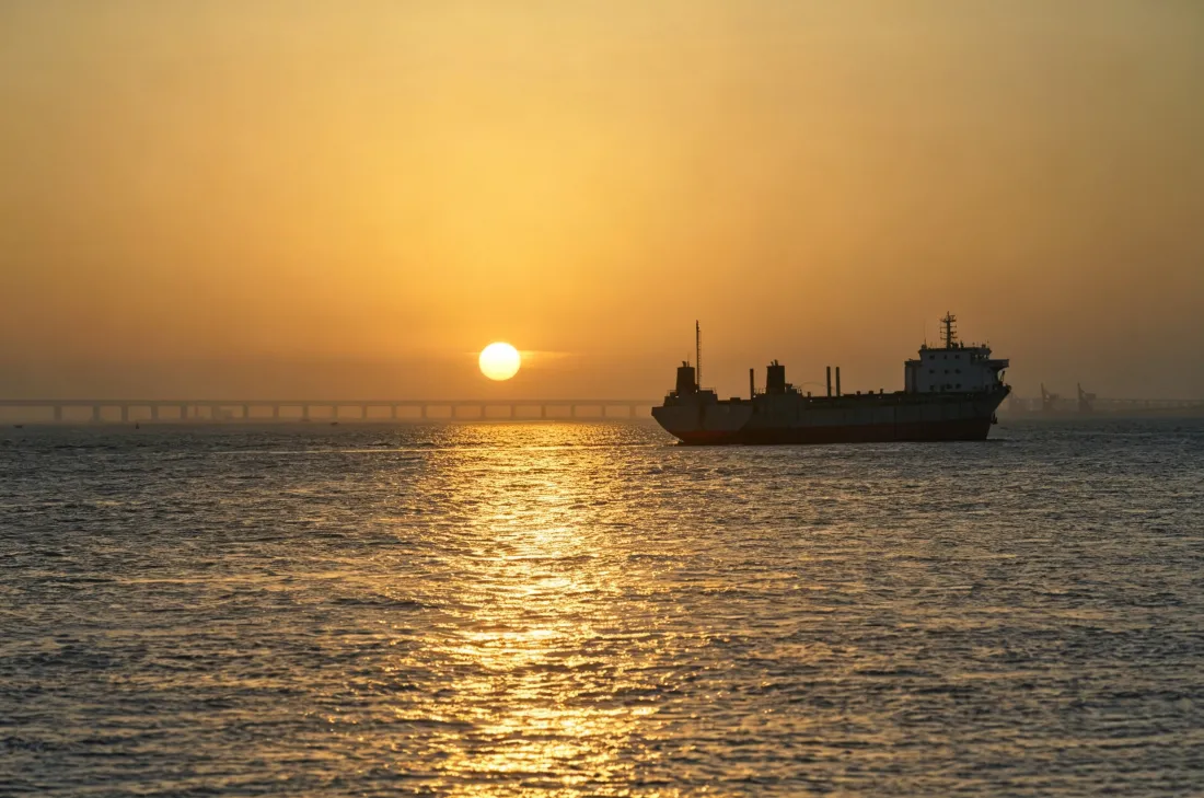 3k长江壁纸｜傍晚轮船江面背景图片 - 夕阳落日「哲风壁纸」