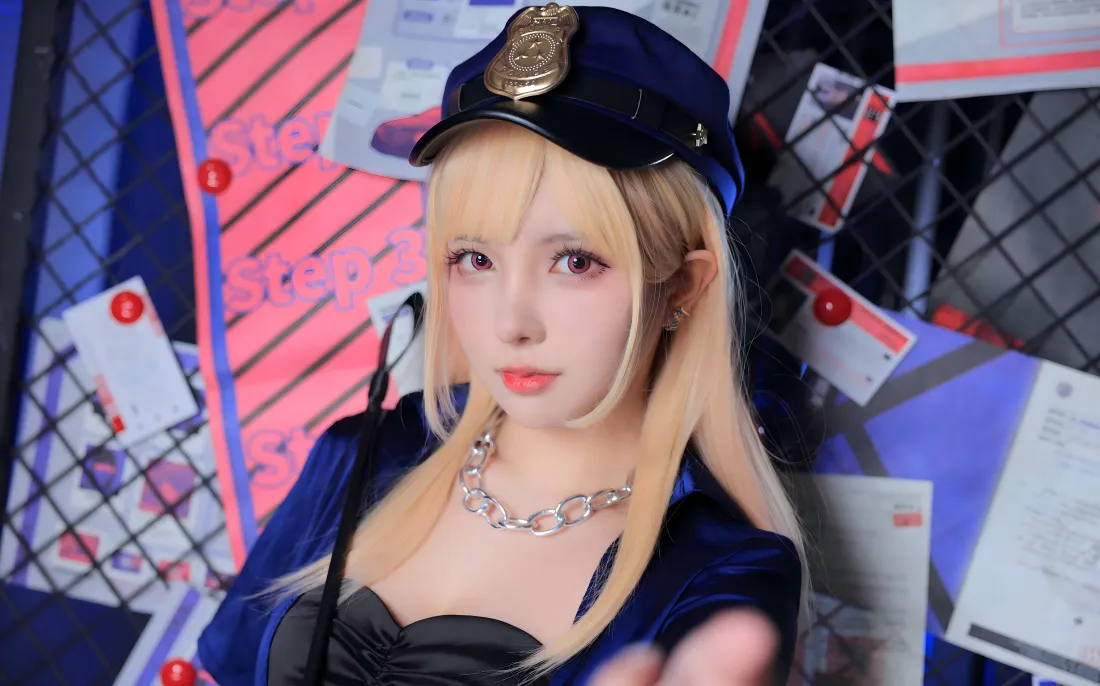 8k金发女警cos壁纸｜铁丝网背景图片 - 时尚人像写真「哲风壁纸」
