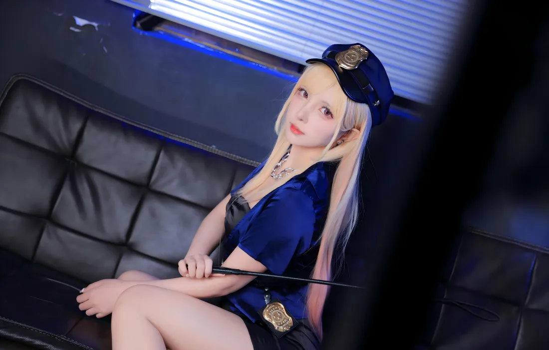 8k金发女警cos壁纸｜室内皮沙发背景图片 - 美女写真「哲风壁纸」