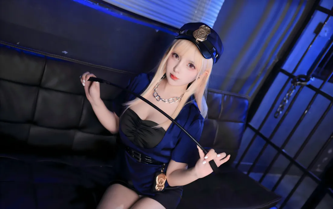 8k金发女警cos壁纸｜蓝色室内背景图片 - 氛围感写真「哲风壁纸」