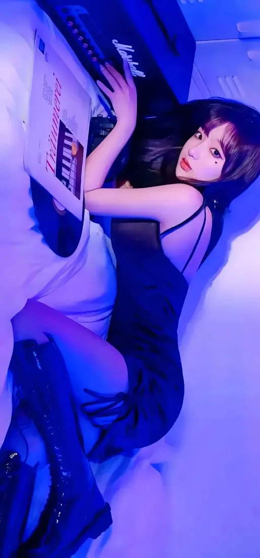 性感美女手机壁纸｜冷蓝光室内背景图片 - 黑色吊带写真「哲风壁纸」