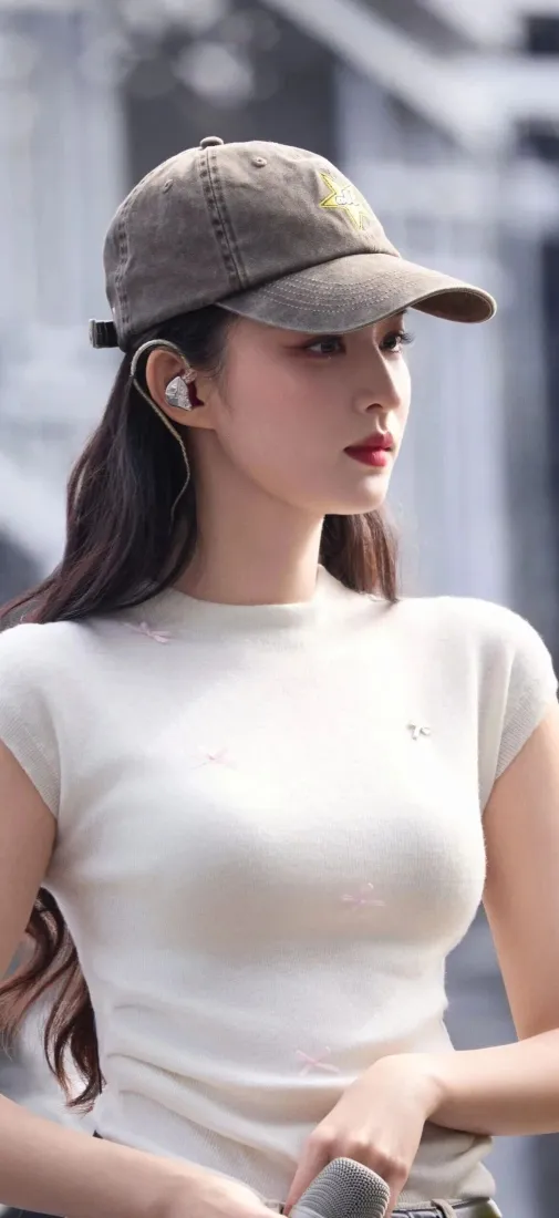 性感美女手机壁纸｜白色短袖背景图片 - 鸭舌帽休闲穿搭「哲风壁纸」