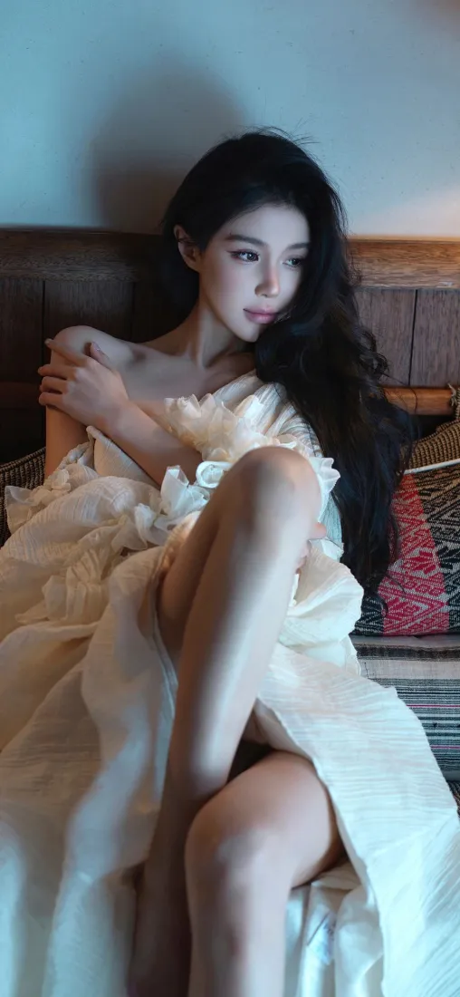 性感美女手机壁纸｜居家冷调背景图片 - 氛围感长裙写真「哲风壁纸」