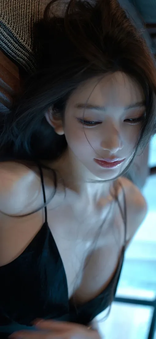 性感美女手机壁纸｜居家氛围感背景图片 - 黑色吊带穿搭「哲风壁纸」