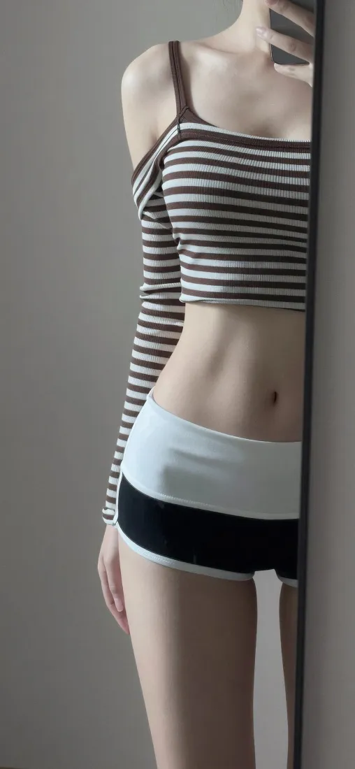 性感美女手机壁纸｜居家条纹穿搭背景图片 - 马甲线好身材「哲风壁纸」