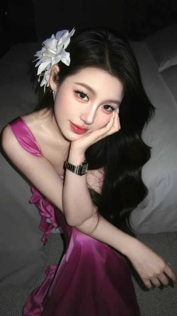 紫裙性感美女手机壁纸｜氛围感写真背景图片 - 白花头饰「哲风壁纸」