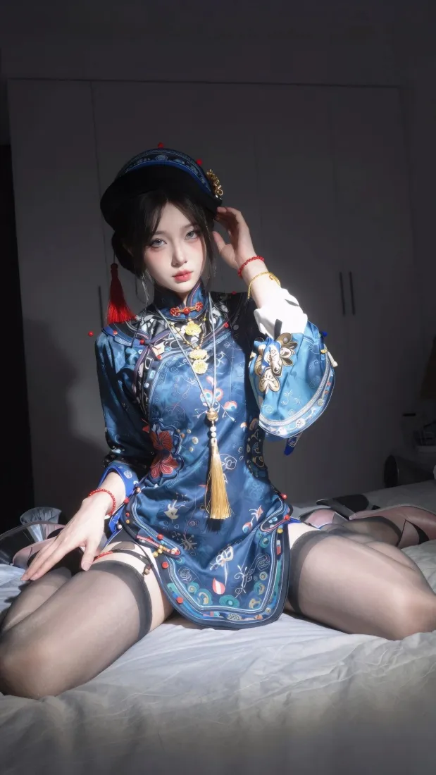 性感国风美女手机壁纸｜室内卧室背景图片 - 蓝色旗装穿搭「哲风壁纸」