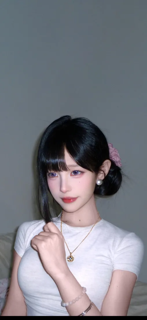 性感美女手机壁纸｜浅灰纯色背景图片 - 甜美时尚穿搭「哲风壁纸」