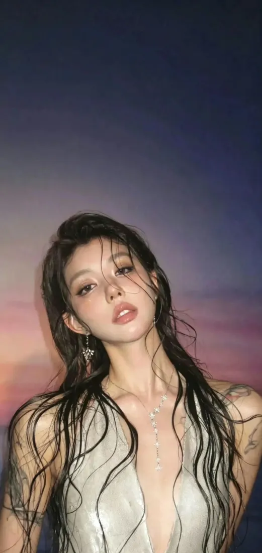 性感美女手机壁纸｜渐变天空背景图片 - 氛围感人像「哲风壁纸」