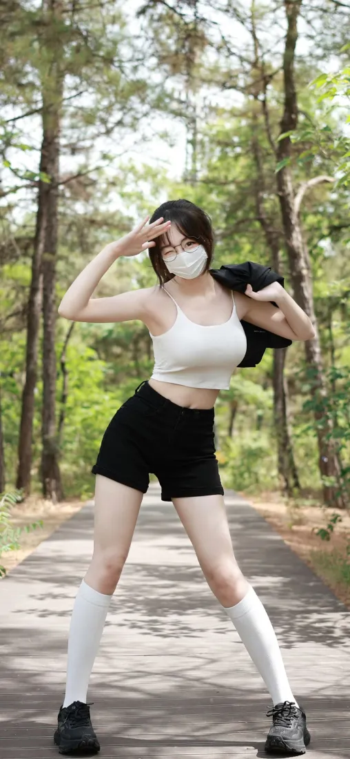 性感美女手机壁纸｜林间公路背景图片 - 运动穿搭「哲风壁纸」