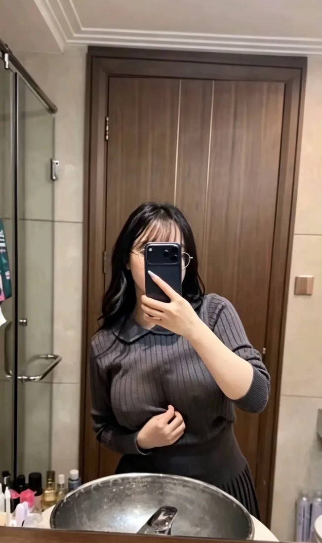 性感美女手机壁纸｜浴室对镜自拍背景图片 - 针织穿搭「哲风壁纸」